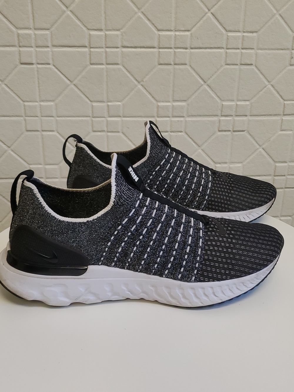 Nike Men's Slip-On Knit React Phantom  Running Shoes in Black and White Size 9